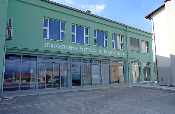 Ambulanta, ki deluje v prostorih zdravstvene postaje v Pivki, 
večkrat ostane brez interneta ter brez povezave s sistemom za 
izdajanje napotnic in receptov.