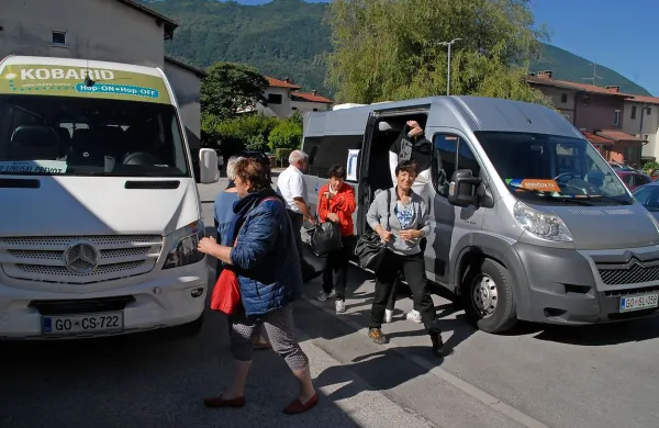 Dvakrat na dan bo ob sobotah mogoče prestopiti s   kobariškega 
“Hop On - Hop OFF” na špetrskega “gor in dol”   