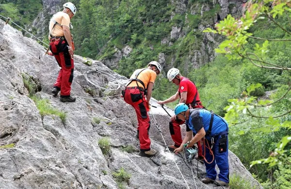 Nadelava zelo zahtevne planinske poti od markacistov zahteva 
dobro poznavanje alpinistične tehnike.