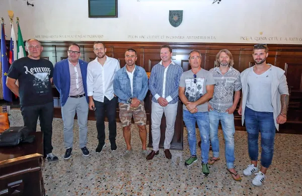 Zvezdniško nogometno tekmo so napovedali: (z leve) Jani Jerant, 
Denis Novato, Jure Košir, Kristian Ghedina, Peter Bolčič, Vili 
Resnik, Miha Guštin in Etiénne Huskič. 