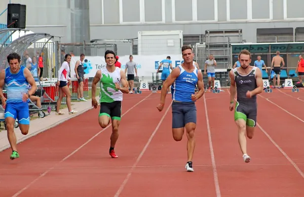Član AK Gorica Enej Leban (modri v sredini) je  zmagal v teku na 100 
m. 