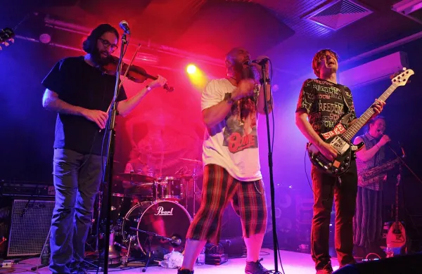 Kultur Shock so navdušili z izvirnostjo in energijo, kot naročeno za 
klubski nastop.