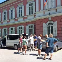 Po končani obravnavi so obsojena Romuna pred sodnijo pričakali 
sorodniki, pravosodna policista pa sta jima izročila njune stvari. 