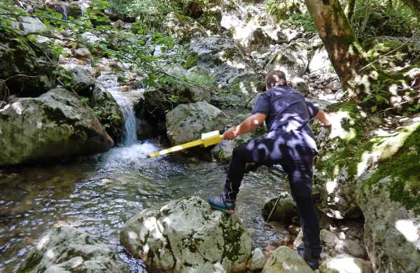 Pripadniki državne enote za varstvo pred NUS so se takoj pripeljali 
k Ročici in na varno odstranili 18,9 kilograma NUS.