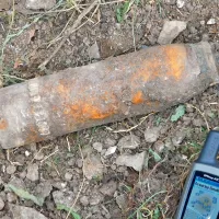V nedeljo je občan na Banjšicah pri kopanju za hišo našel  topovsko 
granato 75 mm, ki je tehtala 6,2 kilograma. 
