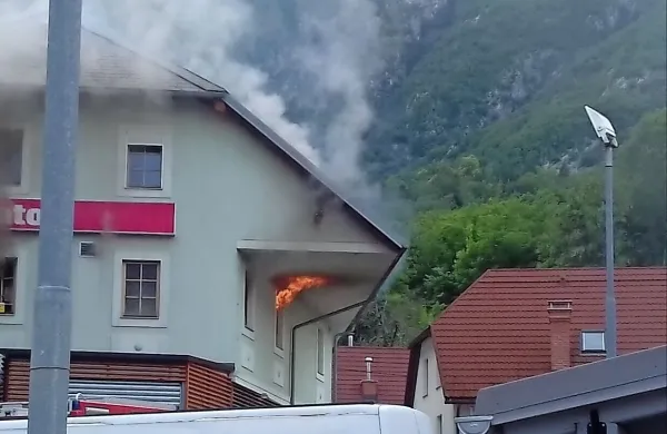 Gasilci so prodirali tudi skozi okna, skozi katera je švigal ogenj. 