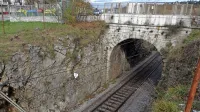 Namesto kamnitega mosta čez železnico v Rodiku bodo zgradili 
novega, betonskega, ki pa bo višji, daljši in precej širši.  