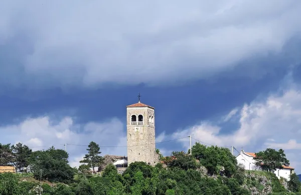 Ko se v ozračju zgostijo vodni hlapi  ali kristalčki ledu, nastanejo 
oblaki in v teh dneh jih lahko občudujemo  v najrazličnejših 
oblikah. 