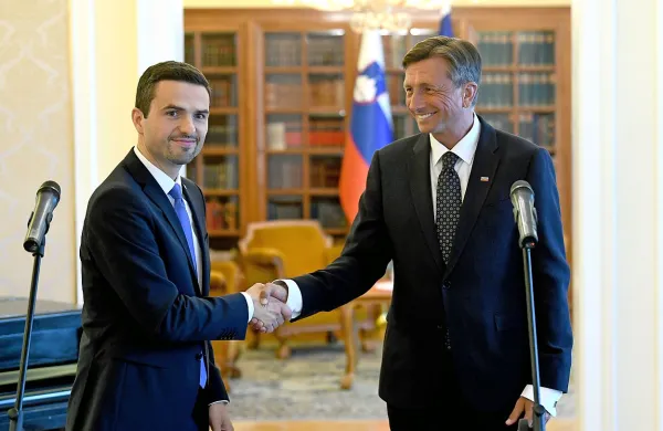 Predsednik DZ Matej Tonin (levo) je včeraj Pahorja obvestil, da  nekatere poslanske skupine potrebujejo  še nekaj 
časa za medsebojna  posvetovanja o sestavi koalicije.