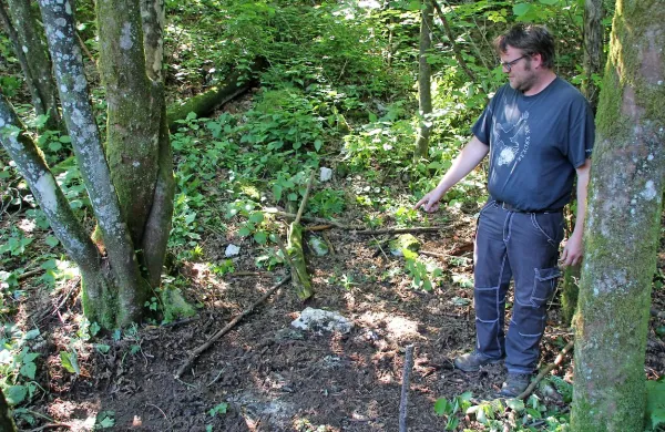 Tadej Rupar iz Raven na Cerkniškem kaže na kraj, kjer je ležalo 
truplo nesrečnega prebežnika.