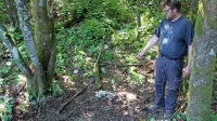 Tadej Rupar iz Raven na Cerkniškem kaže na kraj, kjer je ležalo 
truplo nesrečnega prebežnika.