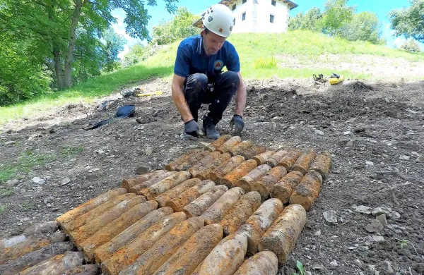 Aljaž Leban je včeraj v Čolnici skrbno odstranjeval neizstreljene  
granate iz nekdanjega topovskega položaja.