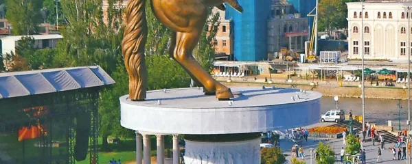 Leta 2011 je  makedonska država zapravila kar 5,3 milijona evrov 
za 28 metrov visok bronasti kip Aleksandra Velikega na konju. 
Postavitev tega ogromnega kipa v središču Skopja  so Grki razumeli 
kot še eno provokacijo. 