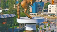 Leta 2011 je  makedonska država zapravila kar 5,3 milijona evrov 
za 28 metrov visok bronasti kip Aleksandra Velikega na konju. 
Postavitev tega ogromnega kipa v središču Skopja  so Grki razumeli 
kot še eno provokacijo. 