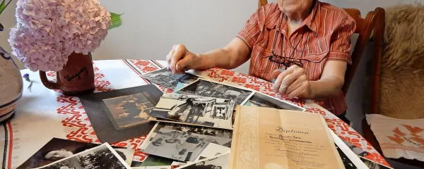 Zora Pelikan se še dobro spominja življenja v Urugvaju, vožnje na 
Partizanki  in prihoda v Slovenijo pred 70 leti. O tem pričajo tudi 
stare  fotografije, ki jih skrbno hrani.