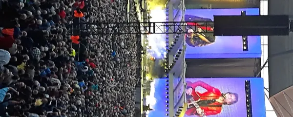 Kje je glavno prizorišče na koncertu Stonesov - na odru ali med 
občinstvom?