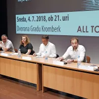 Tradicionalno srečanje saksofonistov vseh generacij so pred dnevi 
v Kulturnem domu Nova Gorica napovedali (z leve) Boštjan Simon, 
Matjaž Drevenšek, Pavla Jarc, Matej Arčon,  Sandi Vrabec in 
Barbara Poša Belingar.