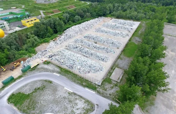 Na ljubljanskem Regijskem centru za ravnanje z odpadki se je 
nakopičilo približno 2000 ton neprevzete odpadne embalaže. 