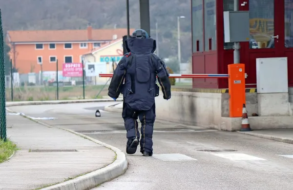 Hrvat z lažnim samomorilnim pasom kmalu na zatožno klop