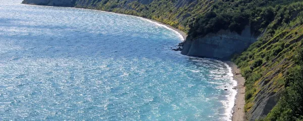   Pogled z razgledišča na Ronku na plažo Bele skale.
