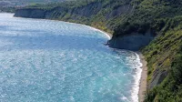   Pogled z razgledišča na Ronku na plažo Bele skale.