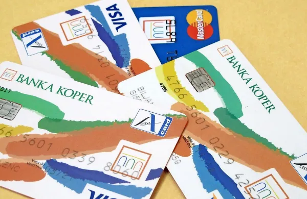 Koprska banka Intesa Sanpaolo je prenehala zaračunavati nadomestila za plačila ali  dvig gotovine v neevrskih državah. 