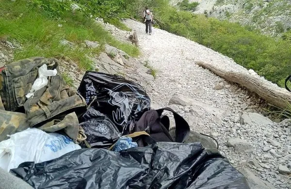 Sprehajalci v dolini Glinščice te dni pogosto naletijo na kupe 
oblačil, obutve in odej ter na ostanke hrane, ki jih za seboj puščajo 
migranti.