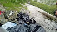 Sprehajalci v dolini Glinščice te dni pogosto naletijo na kupe 
oblačil, obutve in odej ter na ostanke hrane, ki jih za seboj puščajo 
migranti.