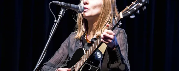 Sabina Vostner na odru izžareva posebno energijo. 