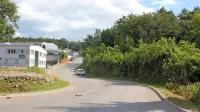 Glavni razlog za rebalans je možnost nakupa zemljišč za obrtno-industrijsko cono Neverke (poraslo območje na desnem delu 
fotografije). 