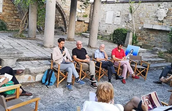 Z leve: Jure Vuga, Dejan Mehmedovič, Tomaž Perko in Luka Juri, 
ob  njem skica upodobitve Marije kot zvezde morij.  