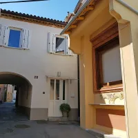 Kjer je zdaj podhod, so bila nekdaj mestna vrata v ožji del mesta, 
nekoliko više je stala manjša cerkev, posvečena svetima Lovrencu 
in Donatu. Oltar je prav iz te  cerkve.    