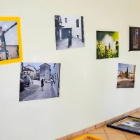  V Vipavskem Križu bo še ves julij na ogled 52 fotografij, posnetih v  tem srednjeveškem mestu sredi Vipavske doline.  