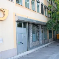 Znameniti poštni rog bo stavbo v  Glagoljaški ulici, kot kaže,  krasil še do konca prihodnjega leta, ko bodo  poslovalnico preselili nekam v bližino.