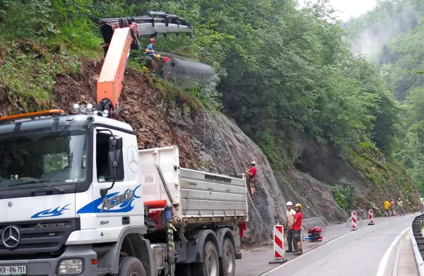 Po namestitvi mrež ni več padajočega kamenja, ampak koliko 
resnejše škode lahko posredno povzroči popolna zapora?