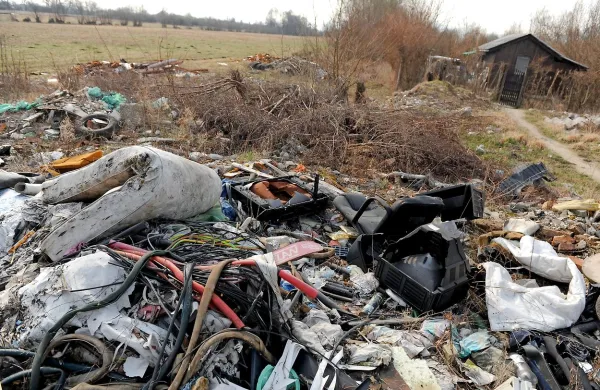 Čiščenje je nujen, a ne zadosten ukrep za preprečevanje nastajanja 
in širjenja divjih odlagališč. 