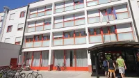 Uprava za probacijo v primeru dela v splošno korist osebo napoti 
v eno od številnih izvajalskih organizacij, s katero ima sklenjen 
sporazum, med drugim tudi z novogoriškim dijaškim domom.