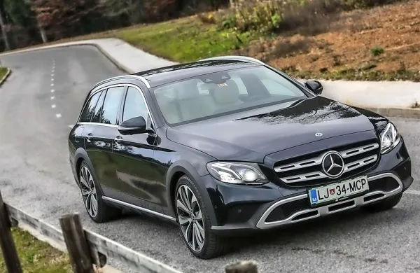 E razred je poosebljena eleganca, v terenski izvedbi pa tudi 
spodoben plezalec.