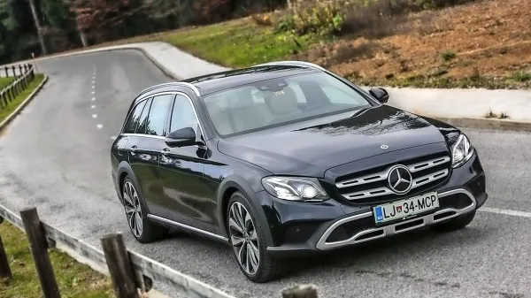 E razred je poosebljena eleganca, v terenski izvedbi pa tudi 
spodoben plezalec.