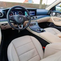 V notranjosti je kraljestvo usnja in lesa.