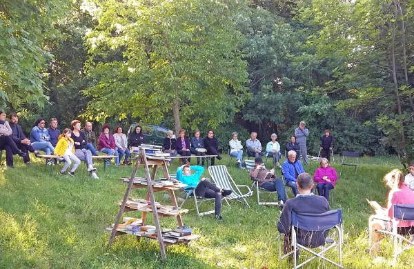 Vse poletne četrtkove popoldneve in večere do konca avgusta bo 
pri kalu v Svetem “delovala” knjižnica. 