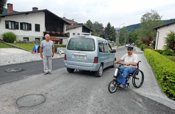 Po zdajšnjih klančninah je treba z vozičkom zapeljati na cesto z 
gostim prometom. 