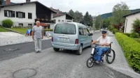 Po zdajšnjih klančninah je treba z vozičkom zapeljati na cesto z 
gostim prometom. 