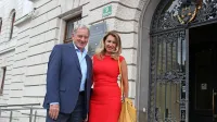 

“Raje bi se slikal pred nogometnim klubom kot pred sodiščem,” 
pravi Milan Mandarić (na fotografiji z odvetnico Carmen Dobnik).