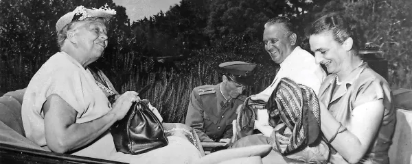 Zahod je izdatno podprl Titov režim v Jugoslaviji, saj je presodil, 
da se izplača Tita “obdržati nad gladino”.  Na sliki nekdanja 
ameriška prva dama, borka za človekove pravice, Eleanor Roosevelt, ko je leta 1953 na Brionih obiskala Josipa Broza Tita. 