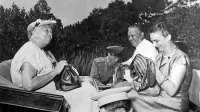 Zahod je izdatno podprl Titov režim v Jugoslaviji, saj je presodil, 
da se izplača Tita “obdržati nad gladino”.  Na sliki nekdanja 
ameriška prva dama, borka za človekove pravice, Eleanor Roosevelt, ko je leta 1953 na Brionih obiskala Josipa Broza Tita. 