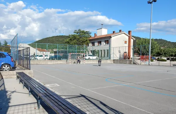 Star gasilski dom v Sežani nameravajo  porušili, na njegovem 
mestu pa zgraditi  večjo in za nadstropje višjo večnamensko stavbo 
za glasbeno šolo in druge družbene dejavnosti.