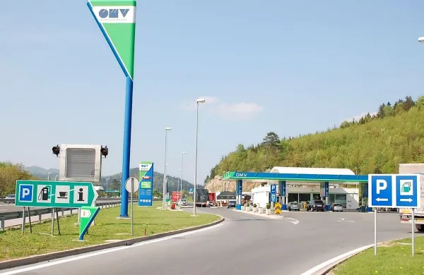 Januarja lani je takrat še neznani ropar, ki se je pripeljal z BMW X5, 
z nožem zagrozil prodajalki in od nje terjal denar. 