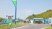 Januarja lani je takrat še neznani ropar, ki se je pripeljal z BMW X5, 
z nožem zagrozil prodajalki in od nje terjal denar. 