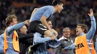 Urugvajci so se tudi z vratarskim  prispevkom Luisa Suareza (na 
vrhu) prebili v polfinale svetovnega prvenstva pred osmimi leti. 
Jim lahko uspe tudi v Rusiji?